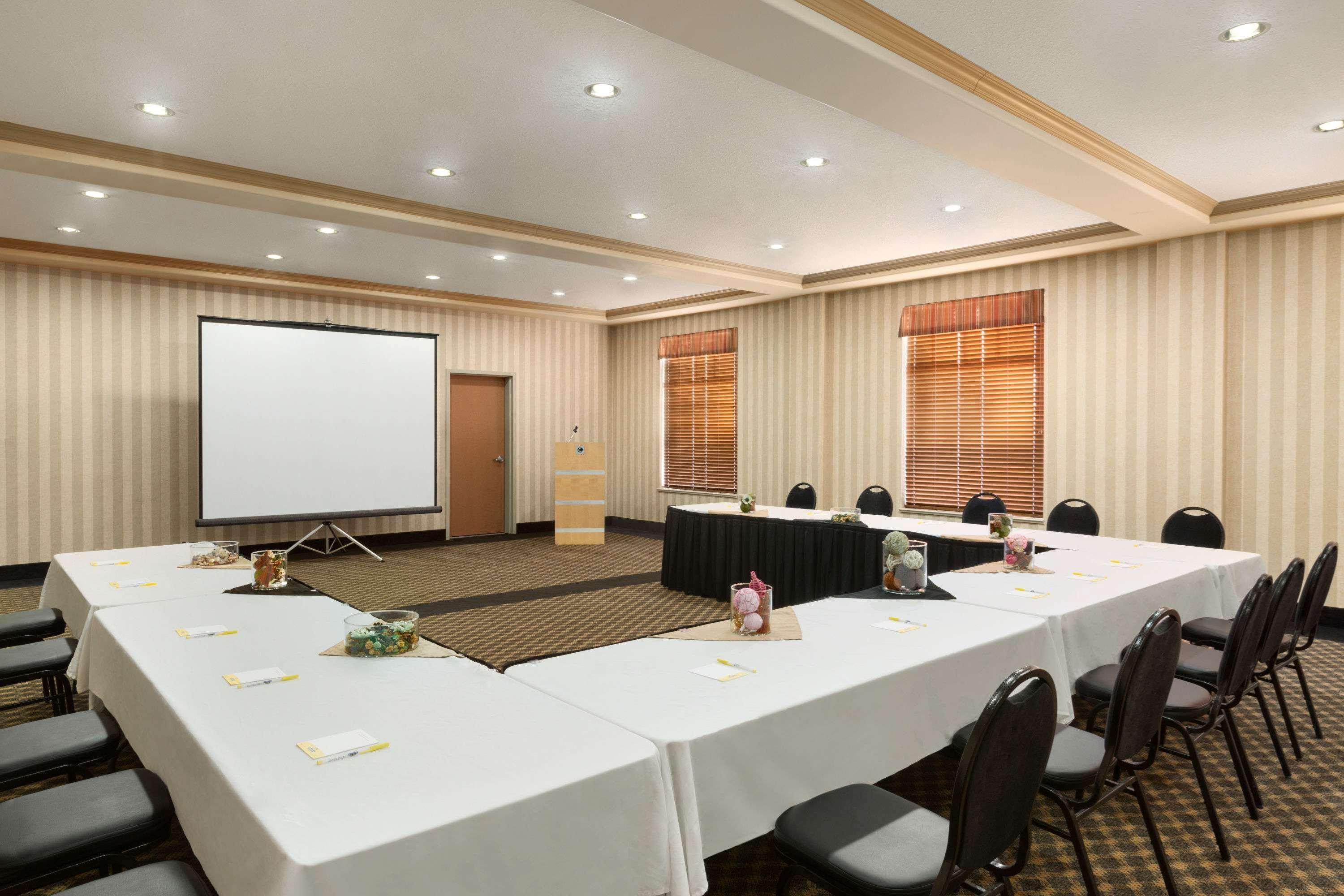 Days Inn & Suites By Wyndham Edmonton Airport Leduc Buitenkant foto