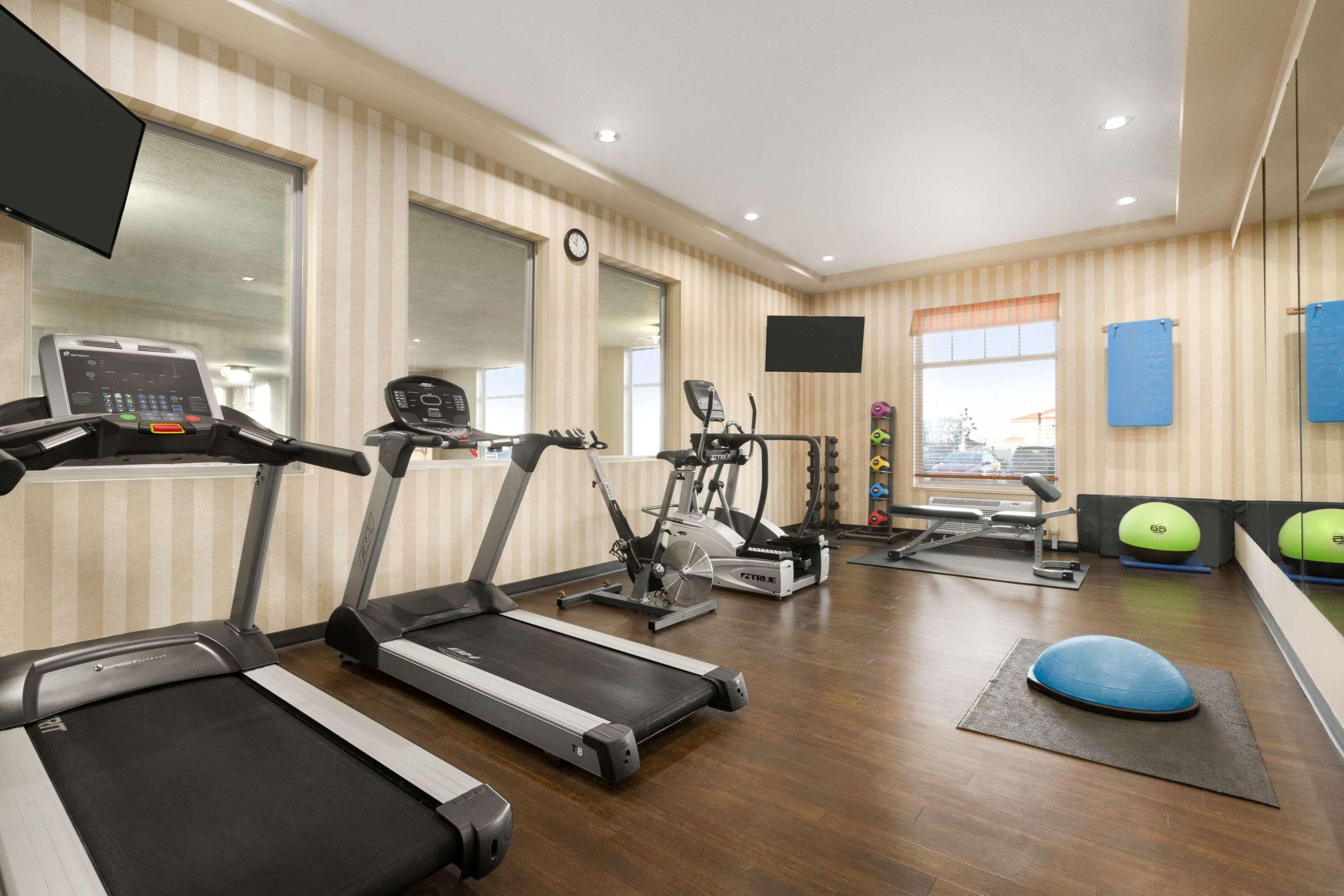 Days Inn & Suites By Wyndham Edmonton Airport Leduc Buitenkant foto