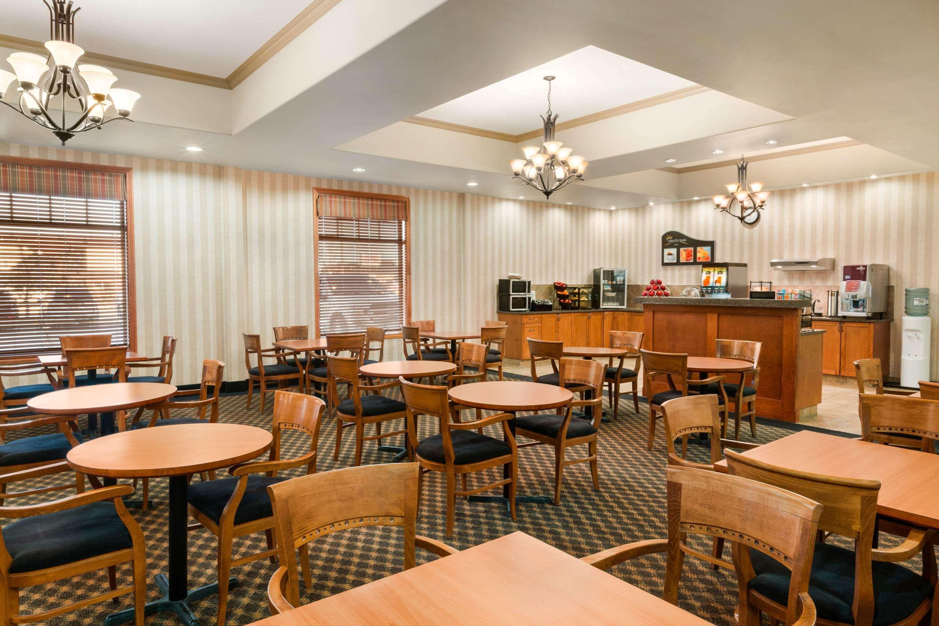 Days Inn & Suites By Wyndham Edmonton Airport Leduc Buitenkant foto