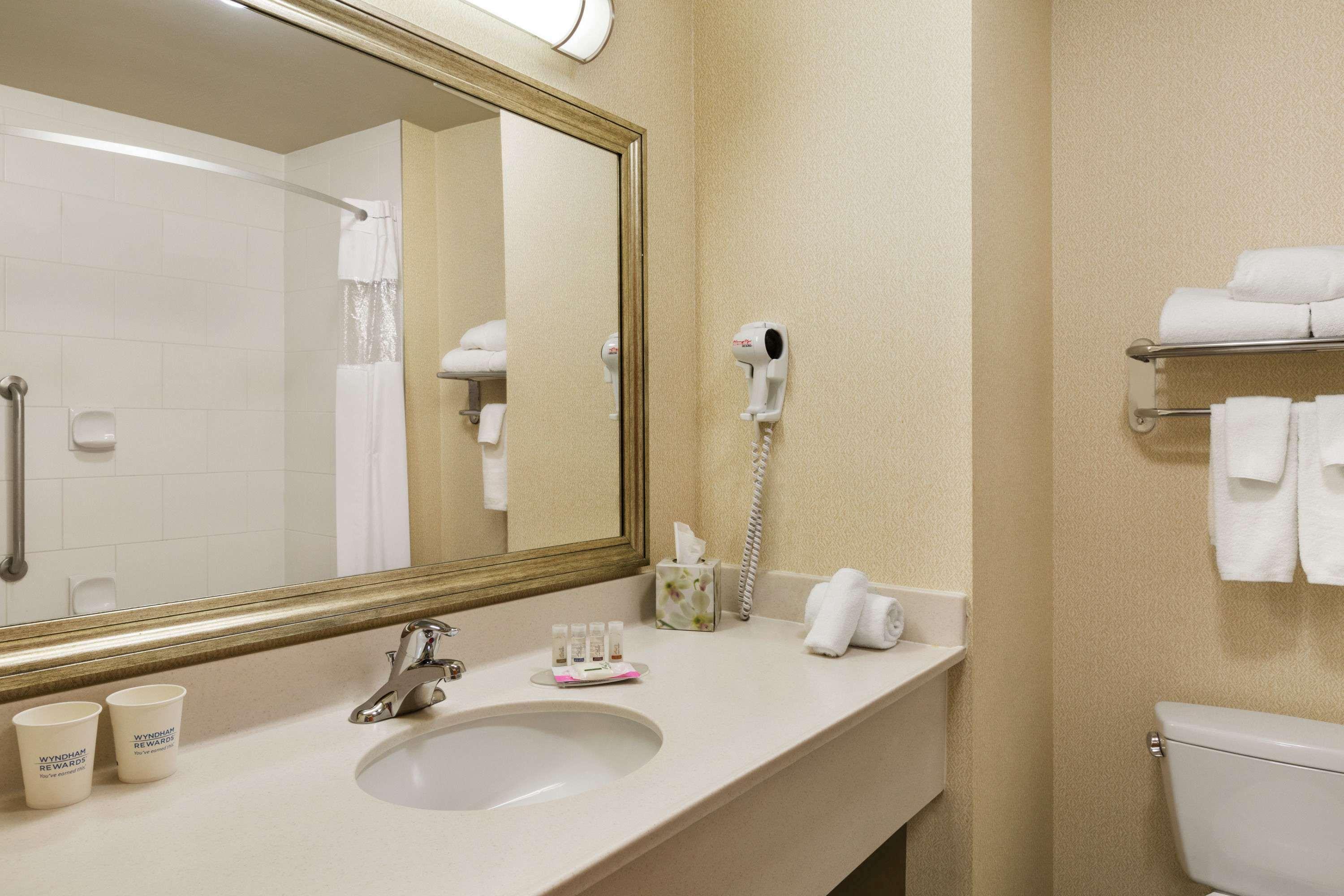 Days Inn & Suites By Wyndham Edmonton Airport Leduc Buitenkant foto