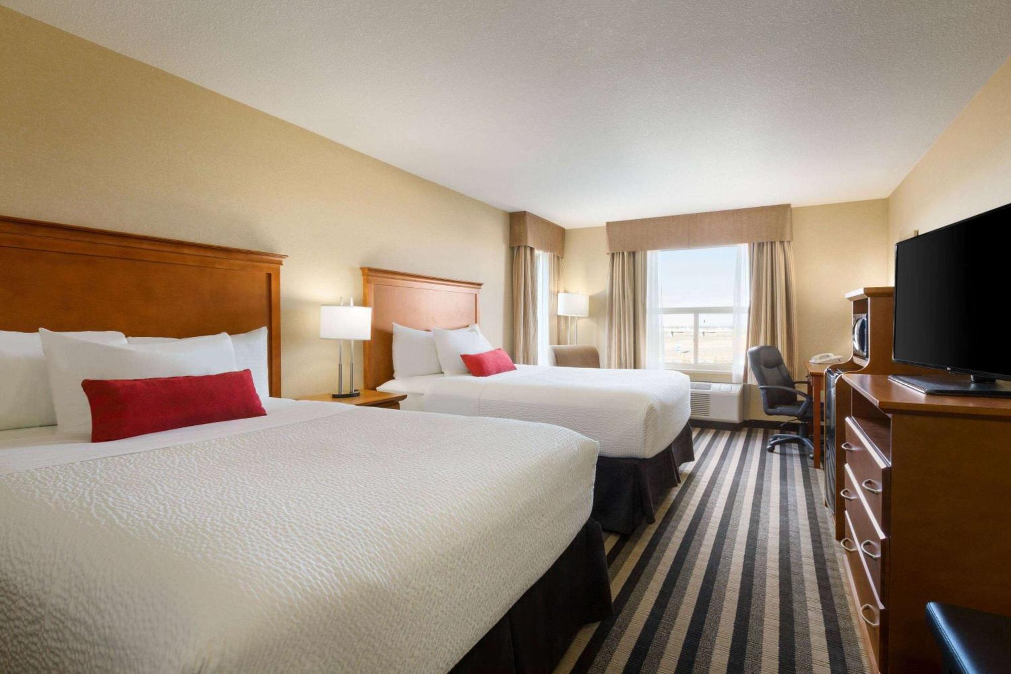 Days Inn & Suites By Wyndham Edmonton Airport Leduc Buitenkant foto