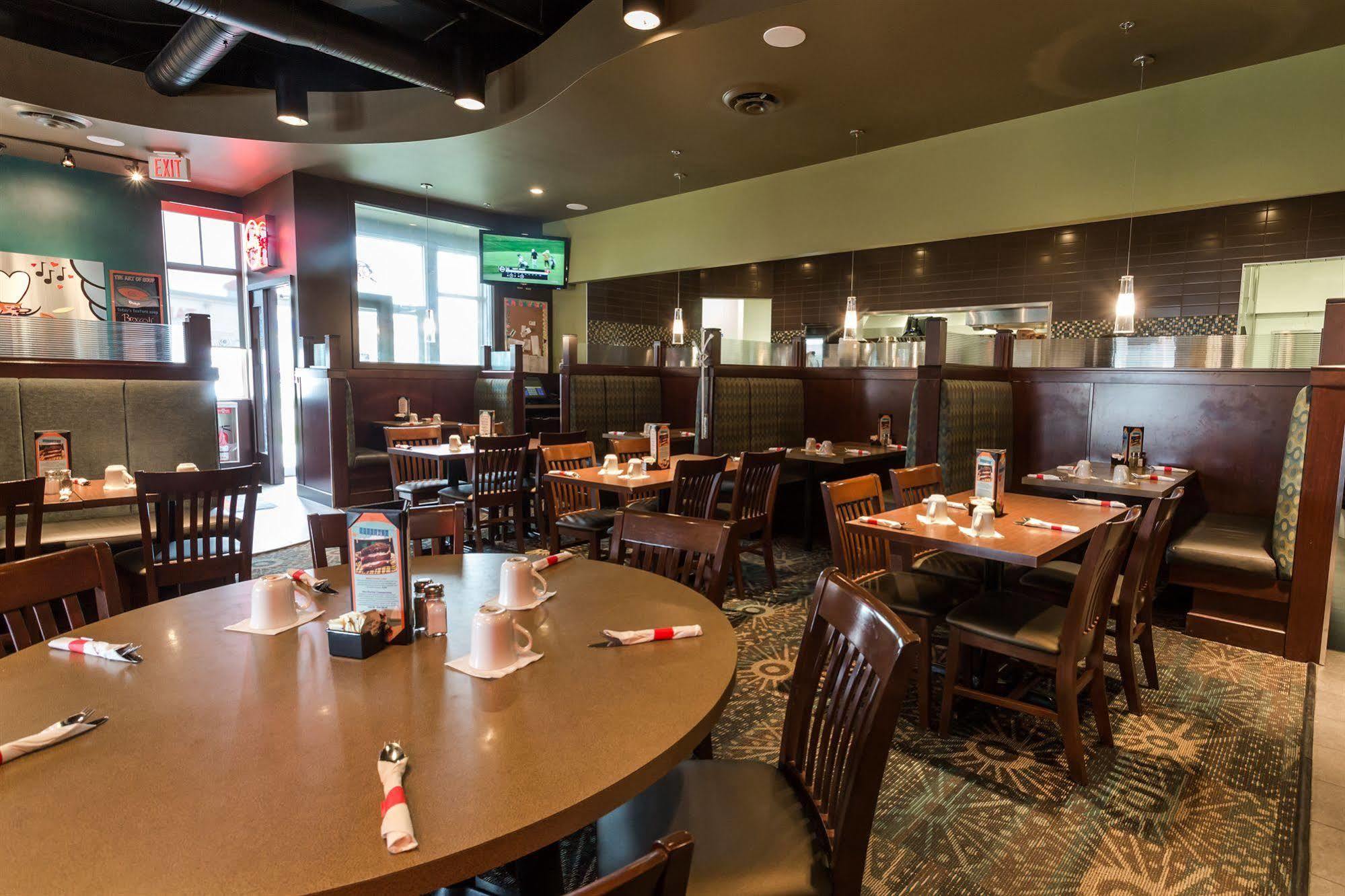 Days Inn & Suites By Wyndham Edmonton Airport Leduc Buitenkant foto